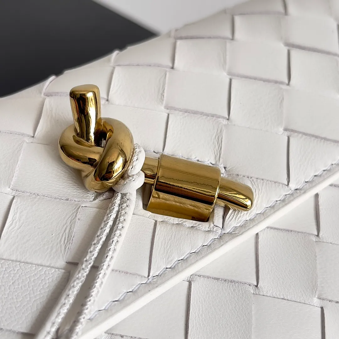 Batch 1160 BV Andiamo clutch wallet is super high-end🤎🤎How come the long clutch bag is so exquisite~ The braided style bag surface paired with all-copper hardware is really warm and high-end. The bag body is super light and can be grabbed easily! It can store a lot of small items and large mobile phones ~ very practical for daily use. Style number: 741504 Size: 19*11.5*3